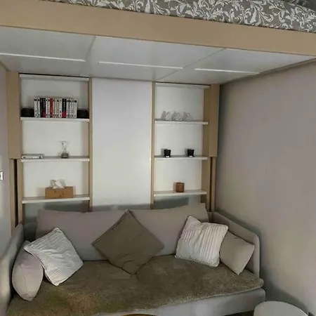 Apartment Joli 17 Paris